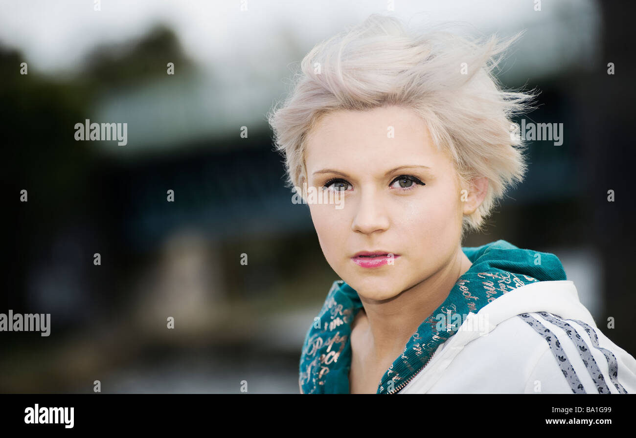 Hübsche junge blonde Mädchen trägt einen weißen Adidas-top Stockfotografie  - Alamy