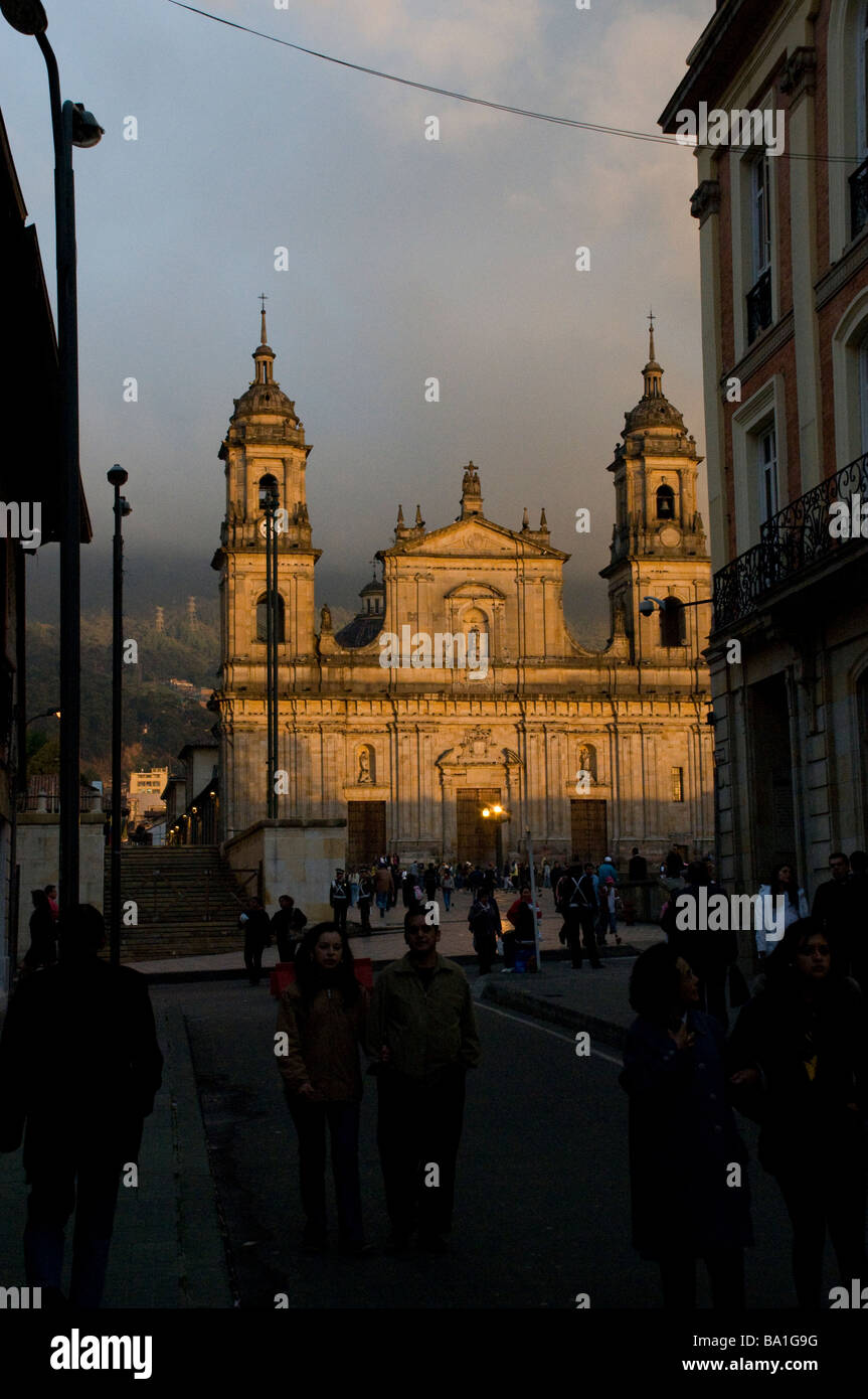 Dämmerung Licht trifft der Primas-Kathedrale in der Plaza Bolivar der Innenstadt von Bogotá, Kolumbien Stockfoto