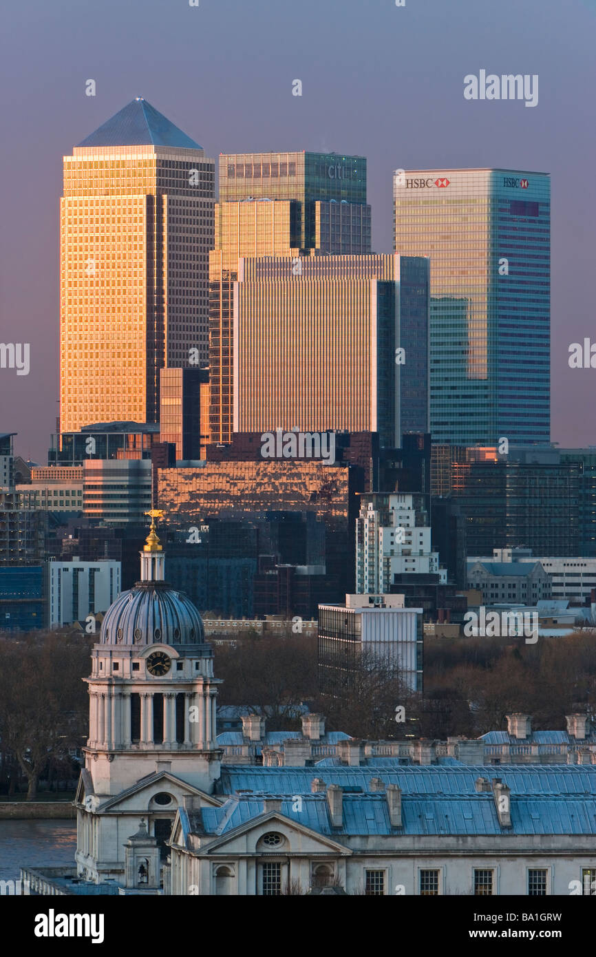 Blick vom Greenwich Park in Richtung das Royal Naval College und das Finanzzentrum Canary Wharf, London, England Stockfoto