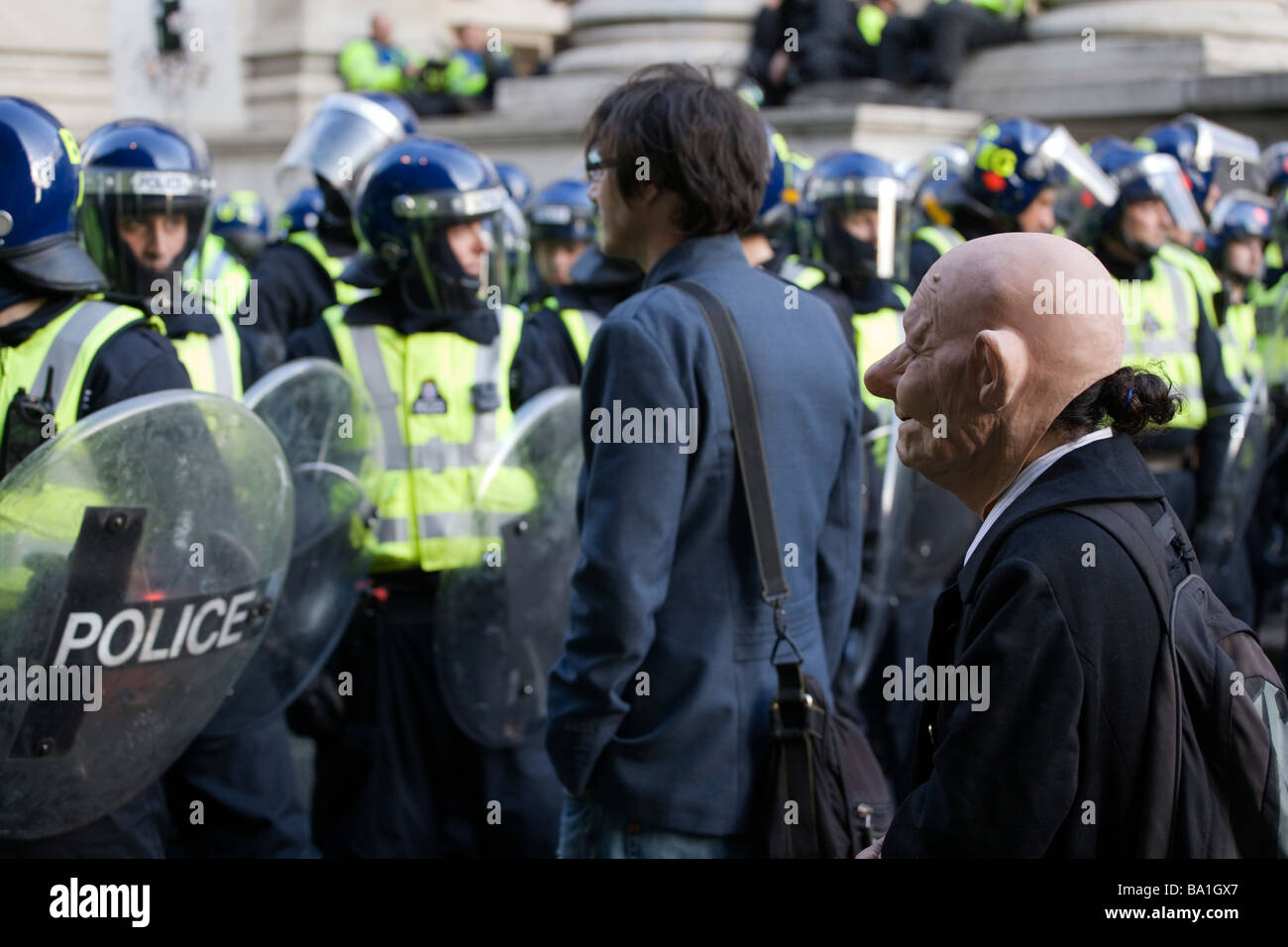 Polizei und Demonstranten bei antikapitalistische Demonstration gegen G20-Gipfel in London, 1. April 2009 Stockfoto
