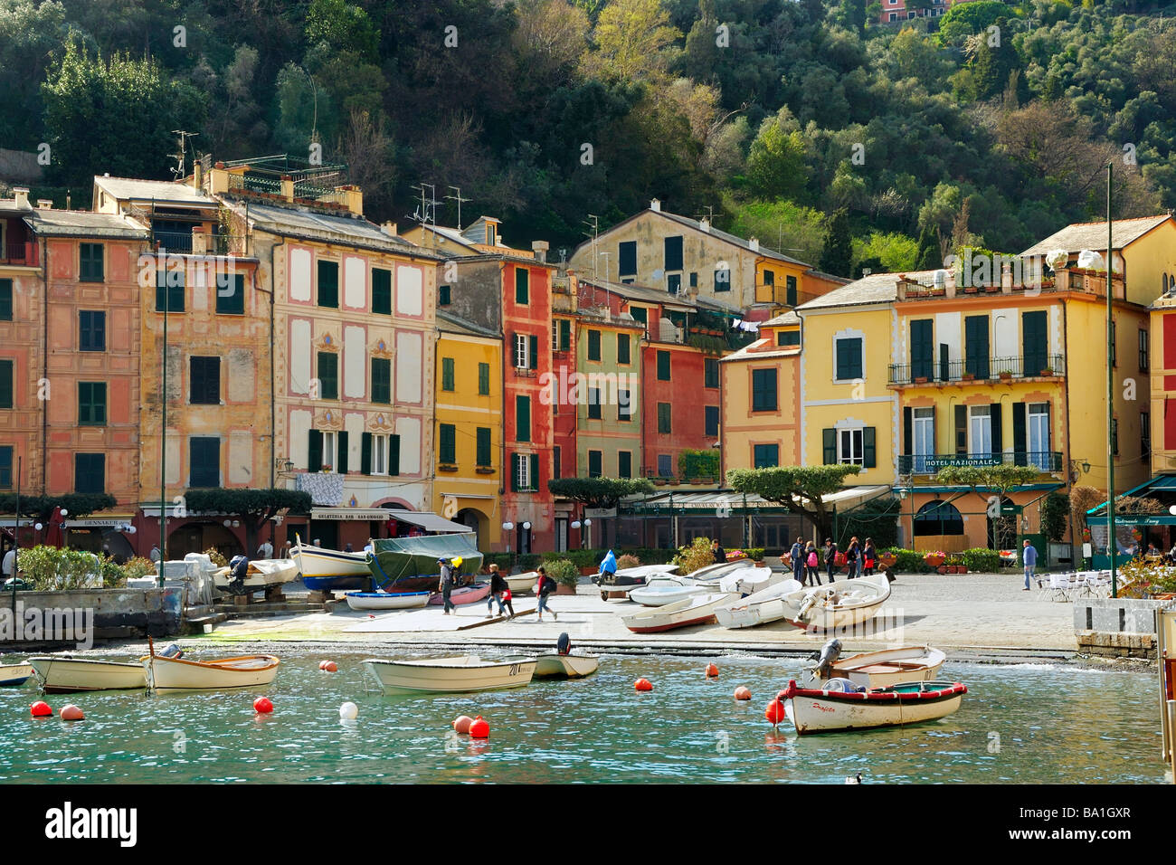 Die Häuser umgeben die Stadt Plaza und den Hafen in der Bilder mediterrane Stadt Portofino, Ligurien, Italien Stockfoto