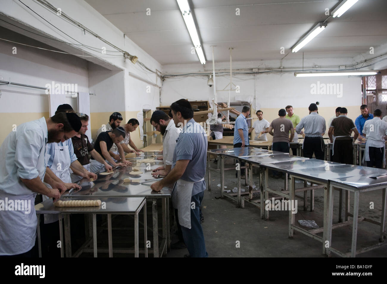 Orthodoxe Juden kneten Matzo Teig in einer Bäckerei für traditionelle Handgemachtes Passah ungesäuertes Matzo-Brot in Kfar Chabad Bäckerei in Zentralisraelisch Stockfoto