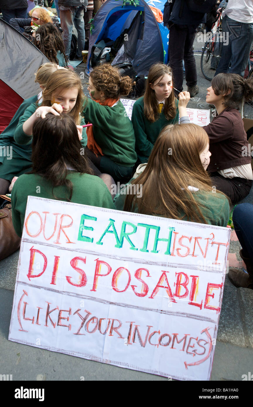 SchülerInnen demonstrieren am Klima-Camp im Rahmen des G20-Gipfels bei der Bank, London. Stockfoto