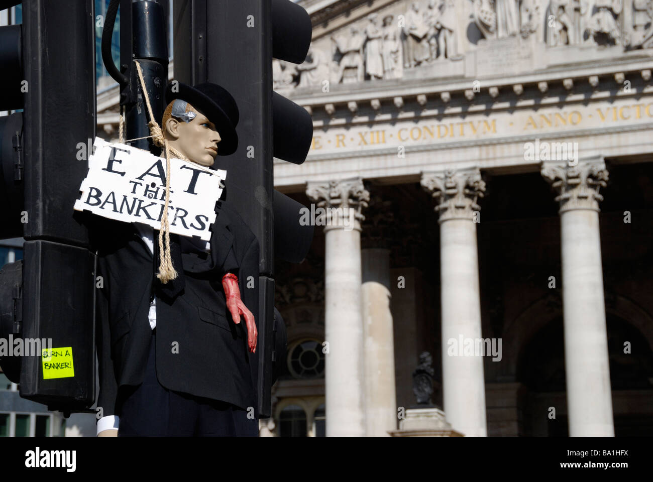 Essen Sie die Banker Zeichen auf City Bank dummy hängend Ampel außerhalb der Royal Exchange Stockfoto