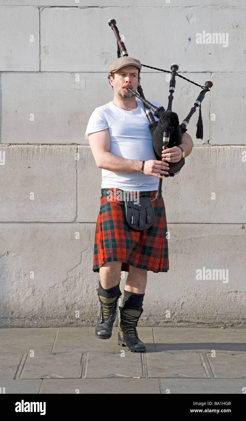 Eine Piper auf dem Trafalgar Square, der Dudelsack Stockfoto