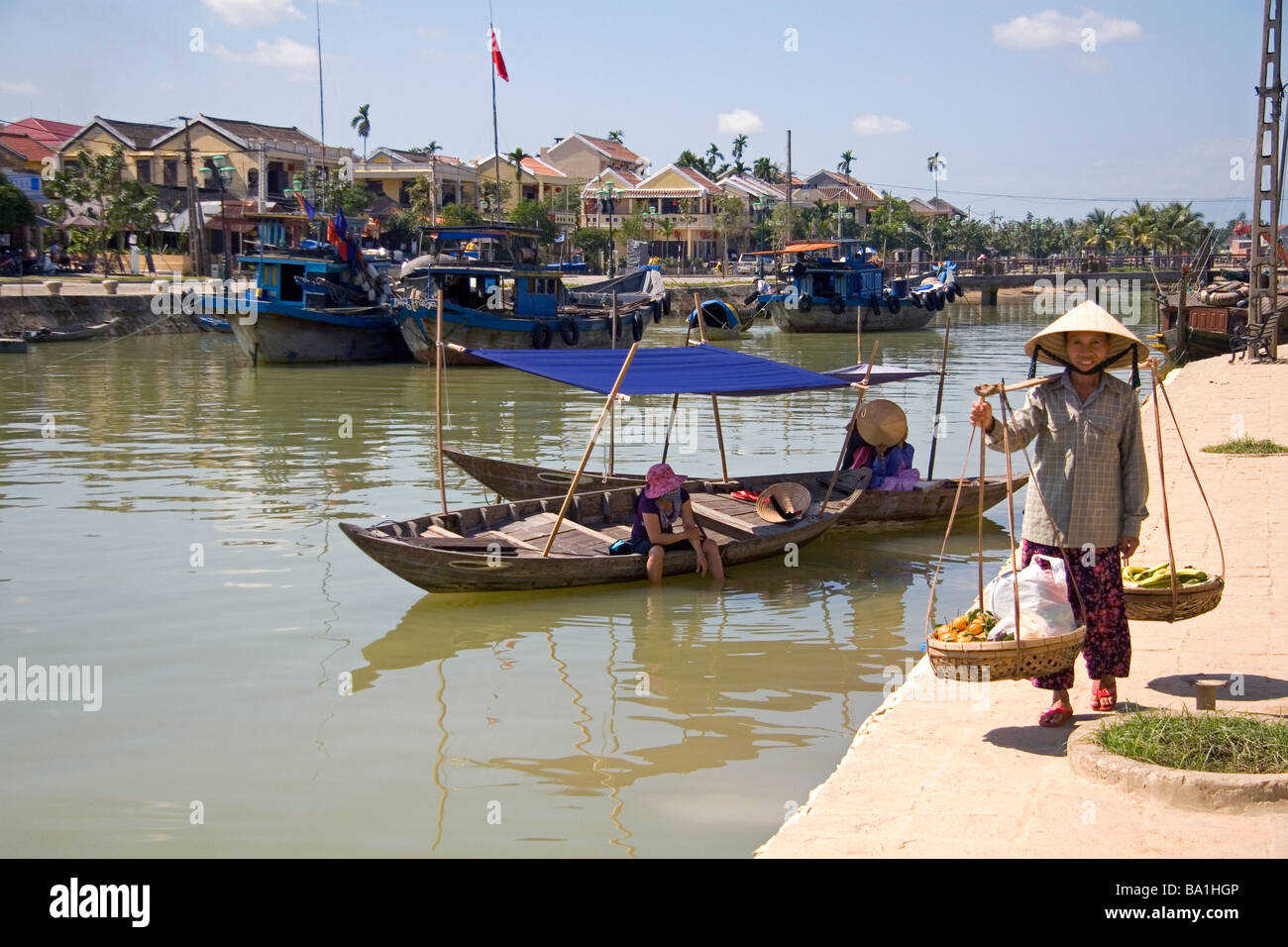 Vietnamesische Frauen, Verkauf von Produkten am Thu Bon Fluss in Hoi An Vietnam Stockfoto
