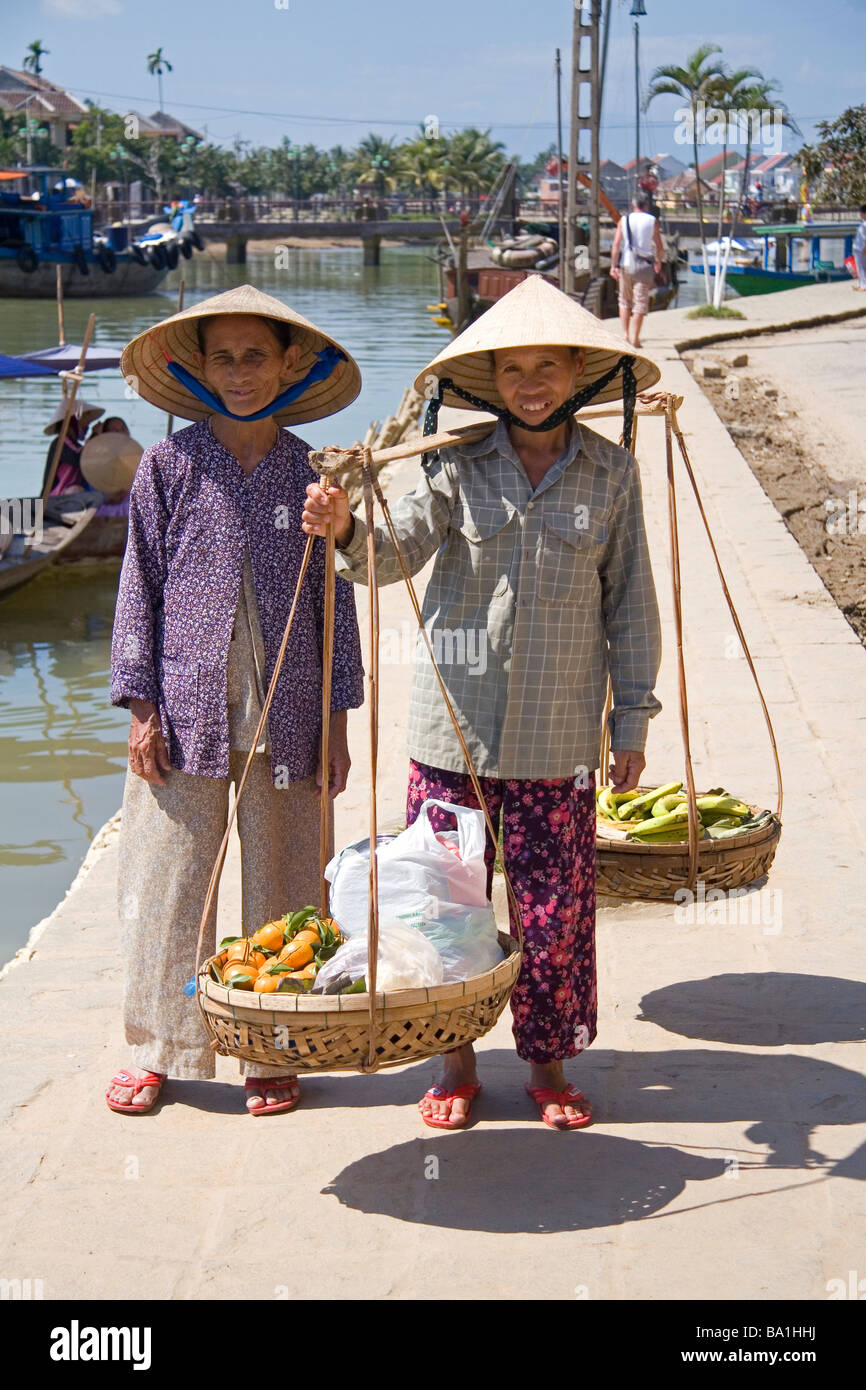 Vietnamesische Frauen, Verkauf von Produkten am Thu Bon Fluss in Hoi An Vietnam Stockfoto