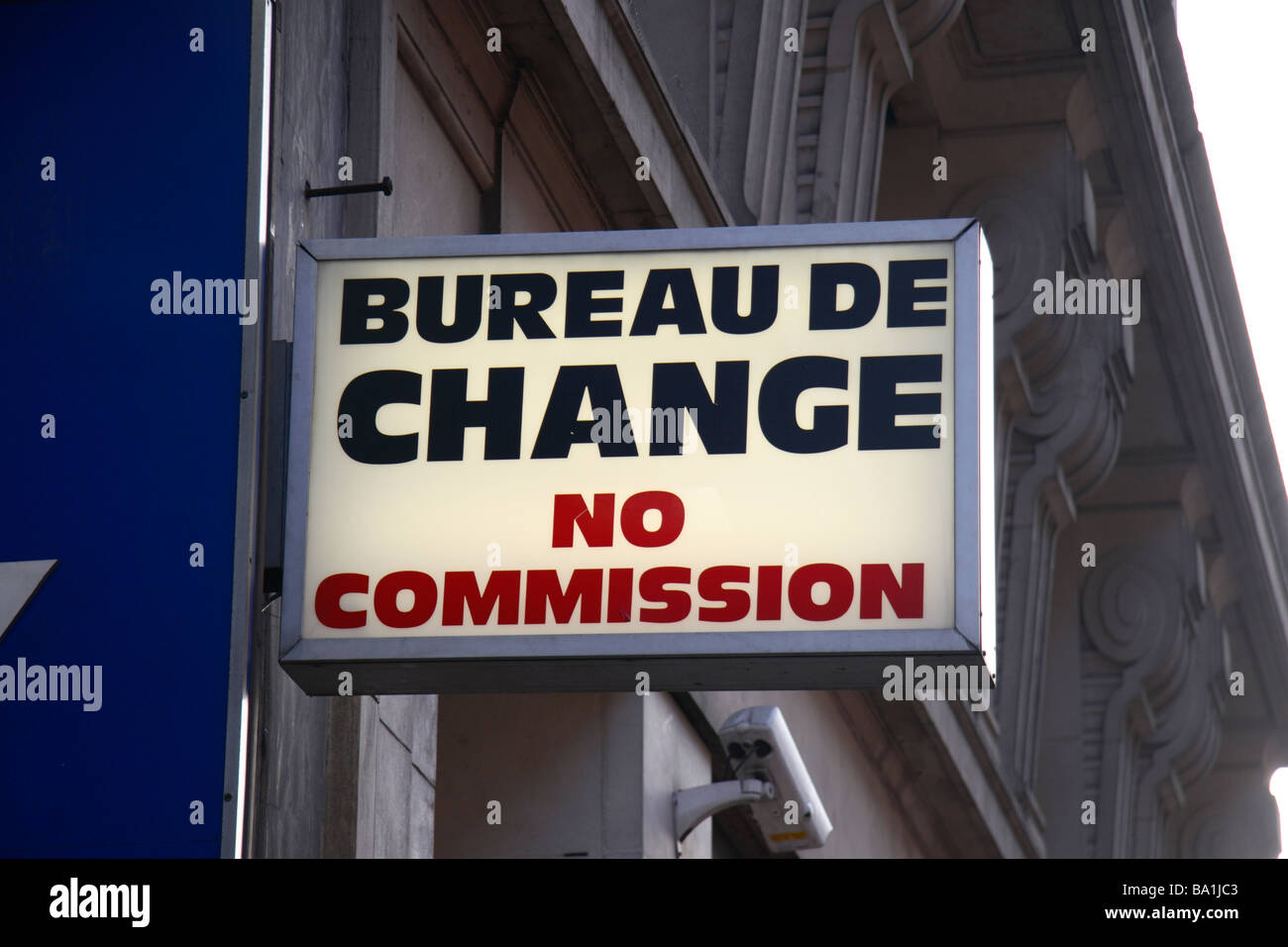Ein generischer "Bureau de Change keine Provision" Zeichen über einem Geschäft auf der Oxford Street in London. Stockfoto