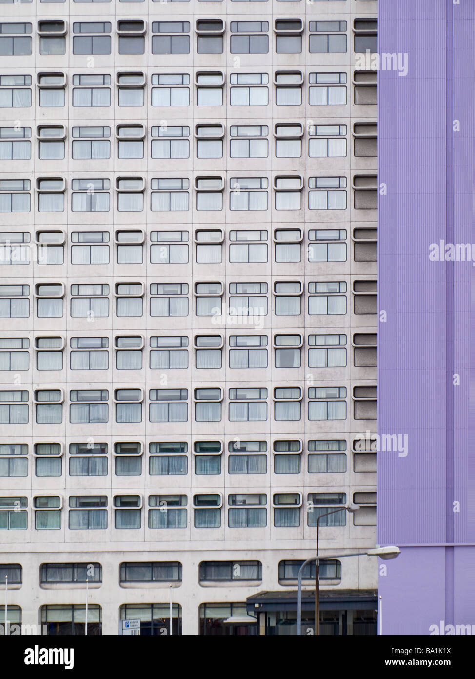 Hoch High rise Gebäude in grau 70er Jahre Stil Turm Stockfoto