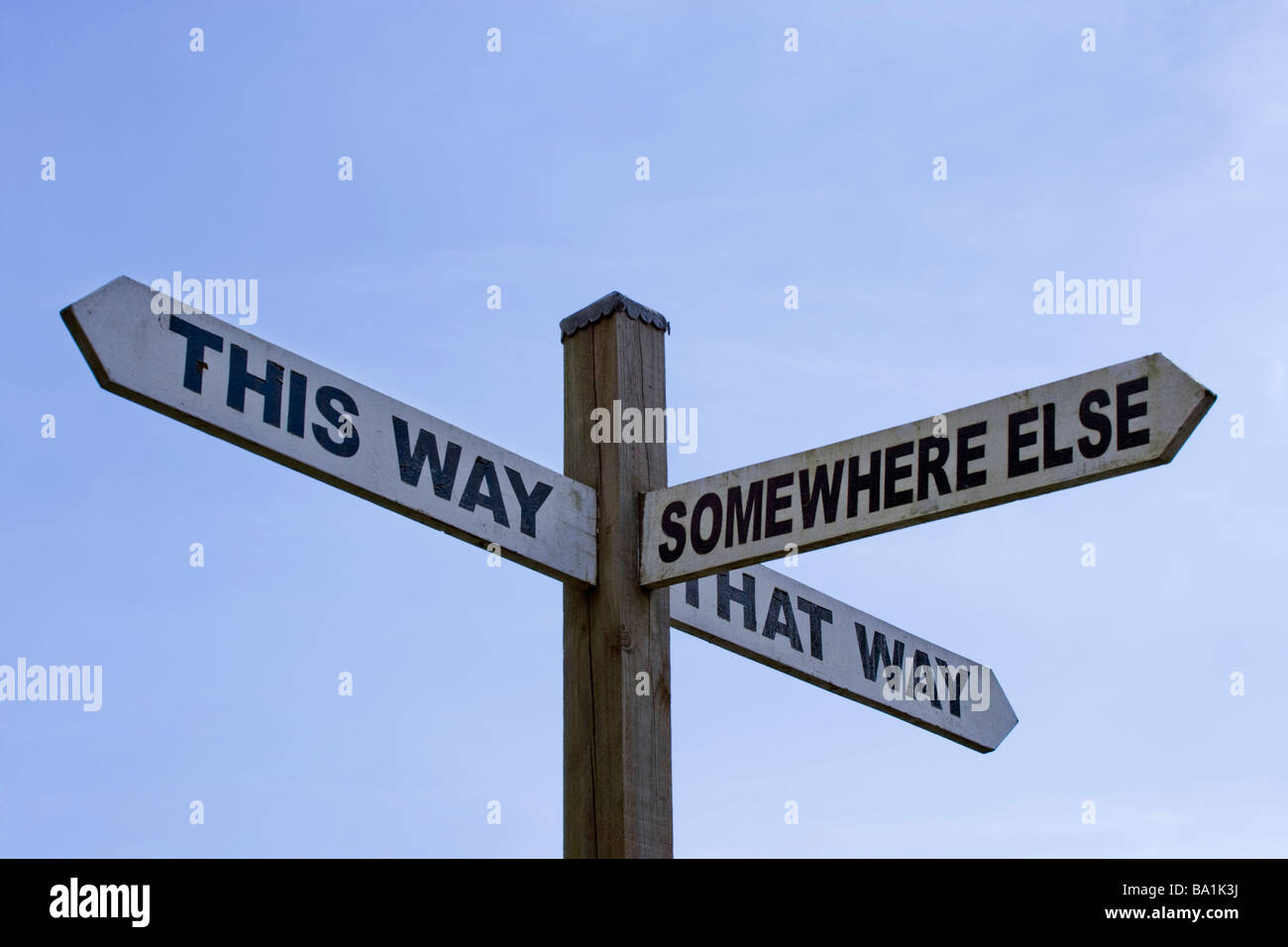 Humorvolle Zeichen - This Way,, die Way, woanders. Surrey, UK Stockfoto