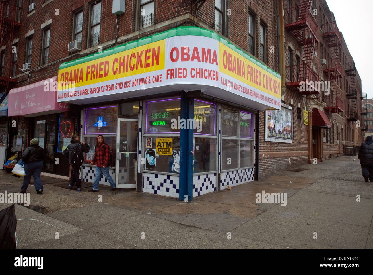 Im New Yorker Stadtteil Brooklyn ist ein Fastfood-Restaurant re benannte Obama Fried Chicken gesehen. Stockfoto