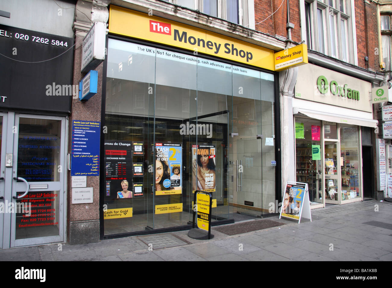 Die Ladenfront des The Money Shop Scheck einlösen und Bauer Makler