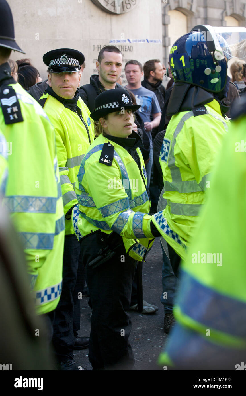 Reihe von Polizisten in Kampfmontur bei G20-Gipfel Protest, London Stockfoto