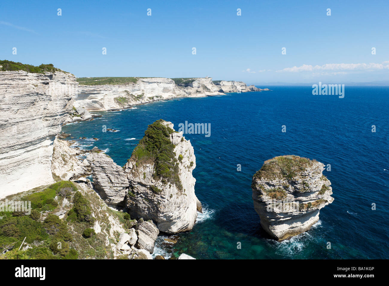 Kalkstein-Klippen vor den Toren Bonifacio, Korsika, Frankreich Stockfoto