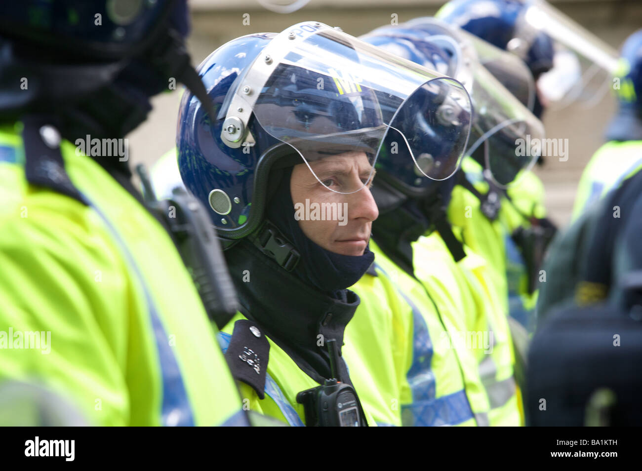 Polizei in Kampfmontur G20 Gipfel p-Reihe von Polizisten in Kampfmontur bei G20-Gipfel Protest, London Stockfoto
