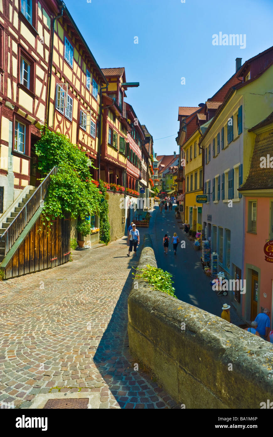 Straße mit historischen Fachwerkhäusern in der Altstadt von Meersburg, Deutschland | Fachwerk Häuser, Meersburg, Bodensee, Deutschland Stockfoto