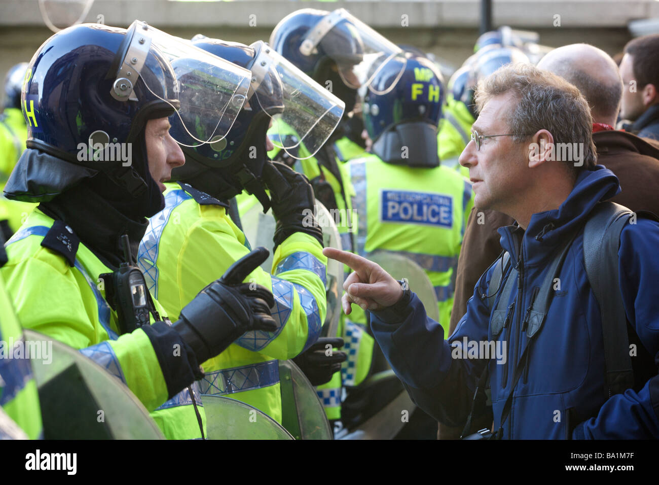 Demonstrator konfrontiert Polizist am G20-Proteste Stockfoto