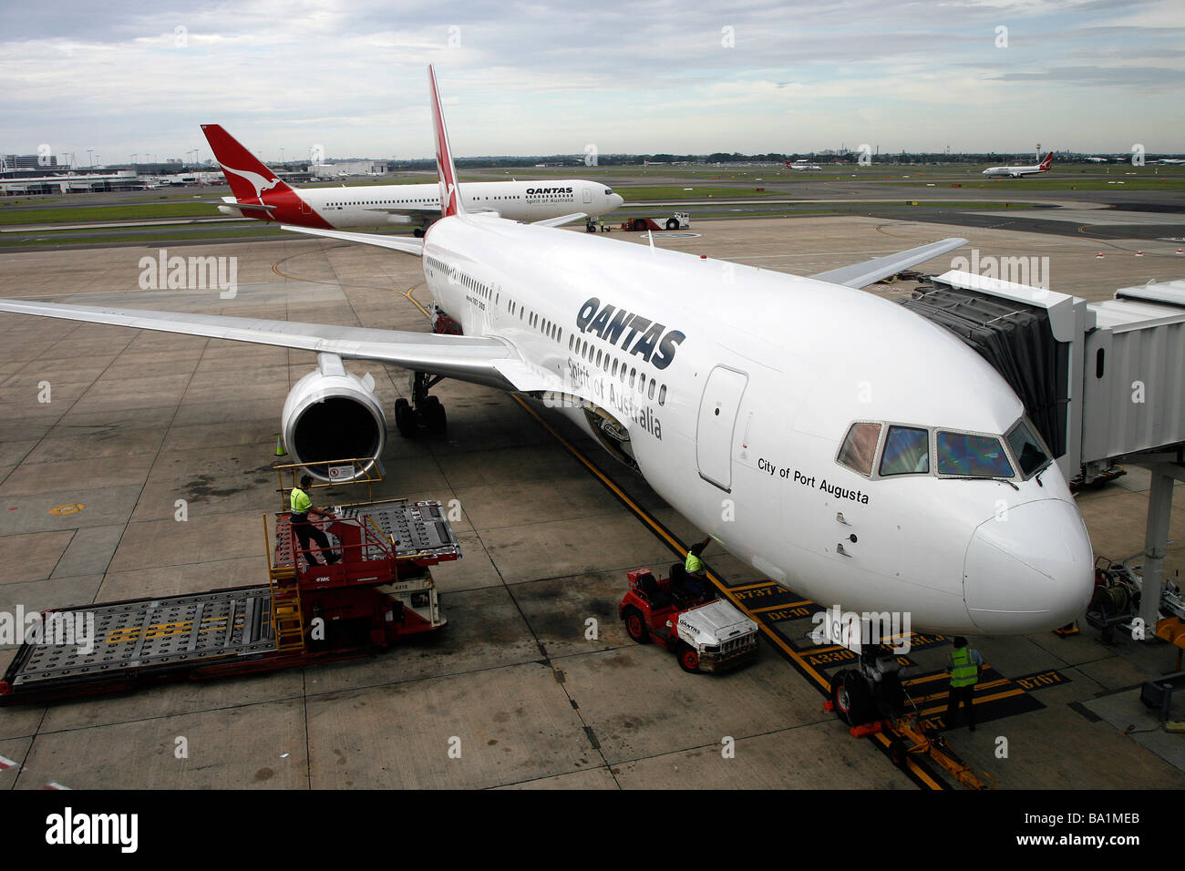 Ein Qantas Boeing 767-338ER Flugzeug sitzt auf dem Rollfeld in Sydney Kingsford Smith International Airport Stockfoto