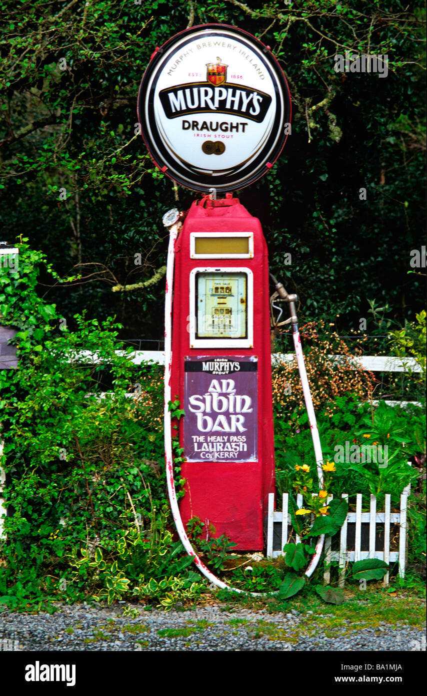 Eine humorvolle irischen "Petrol Pump" für Tiefgang Murphy's Irish Stout in der Nähe von Kenmare Stockfoto