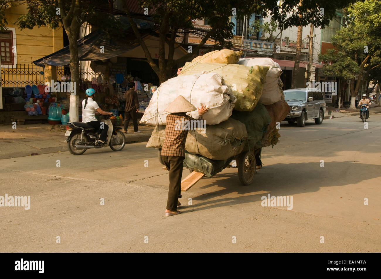 Kreditor schiebt eine Ladung in Hanoi Vietnam Stockfoto