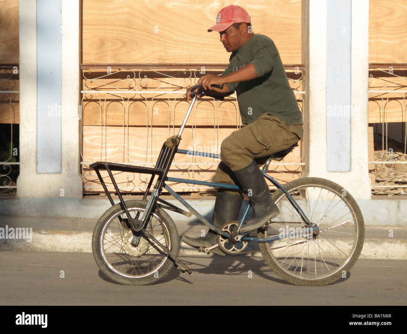 Arbeitet Man auf Lieferung Fahrrad Radfahren durch die Innenstadt in Sancti Spíritus, Kuba Stockfoto