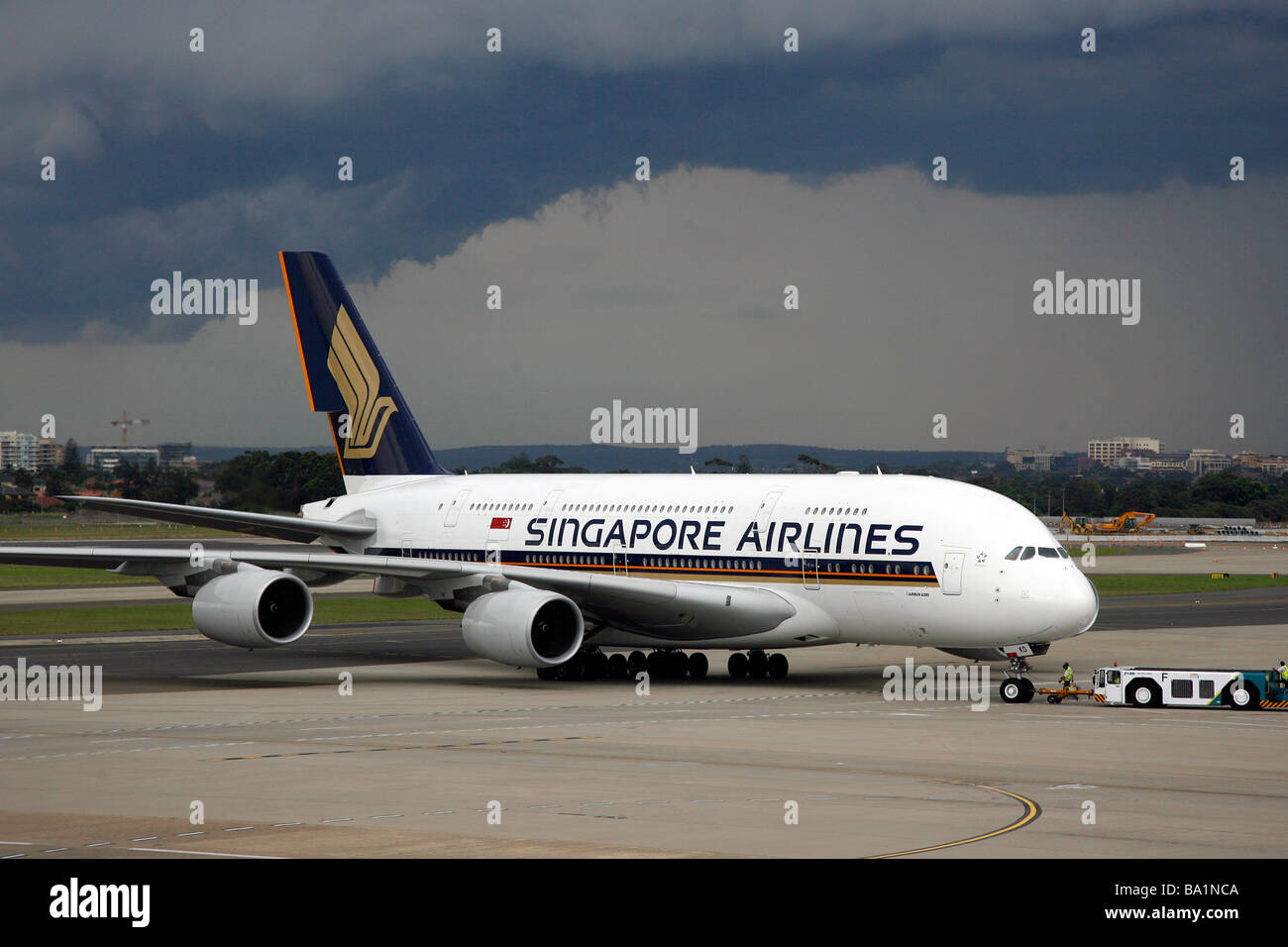 Ein Singapore Airlines Airbus A380 Superjumbo Flugzeug sitzt auf dem Rollfeld in Sydney Kingsford Smith International Airport Stockfoto