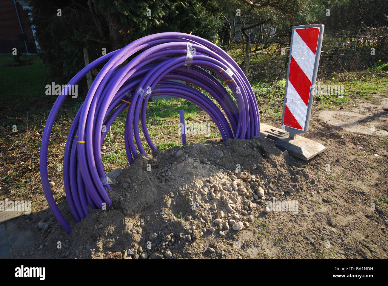 Bodenarbeit für Verdrahtung für Internet-Verbindungen gelegt Stockfoto