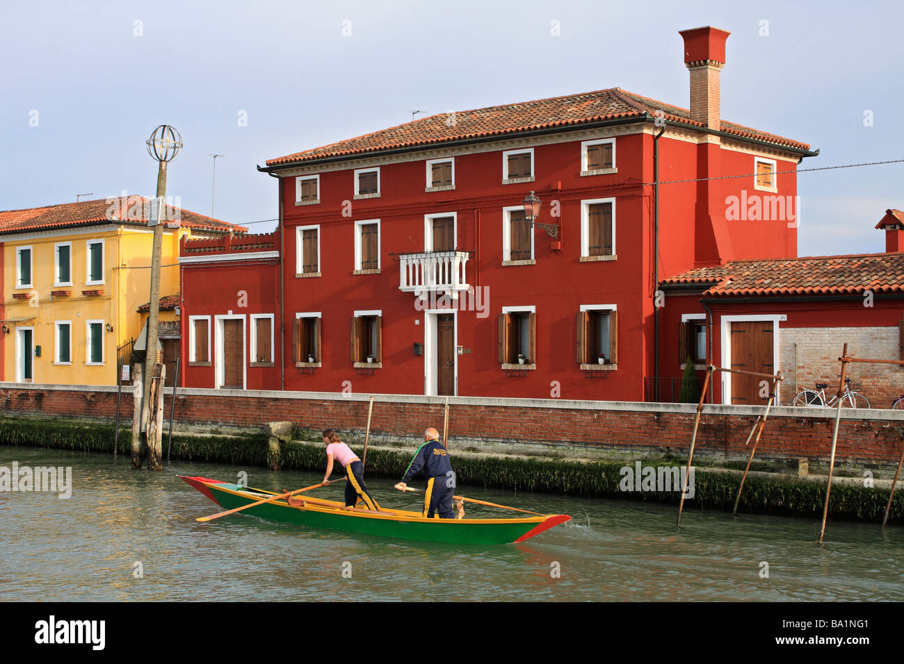 Menschen, die traditionellen Ruderboot Insel Burano in der Nähe von Venedig, Italien. Stockfoto