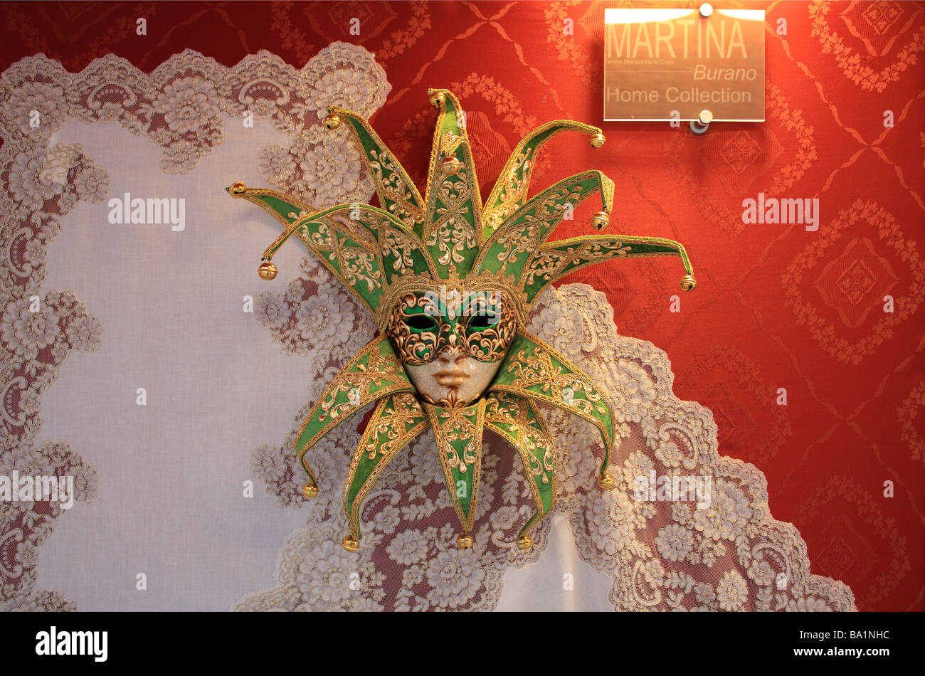 Spitze Tischdecke und venezianische Maske im Schaufenster auf Burano Insel in der Nähe von Venedig, Italien, Europa Stockfoto