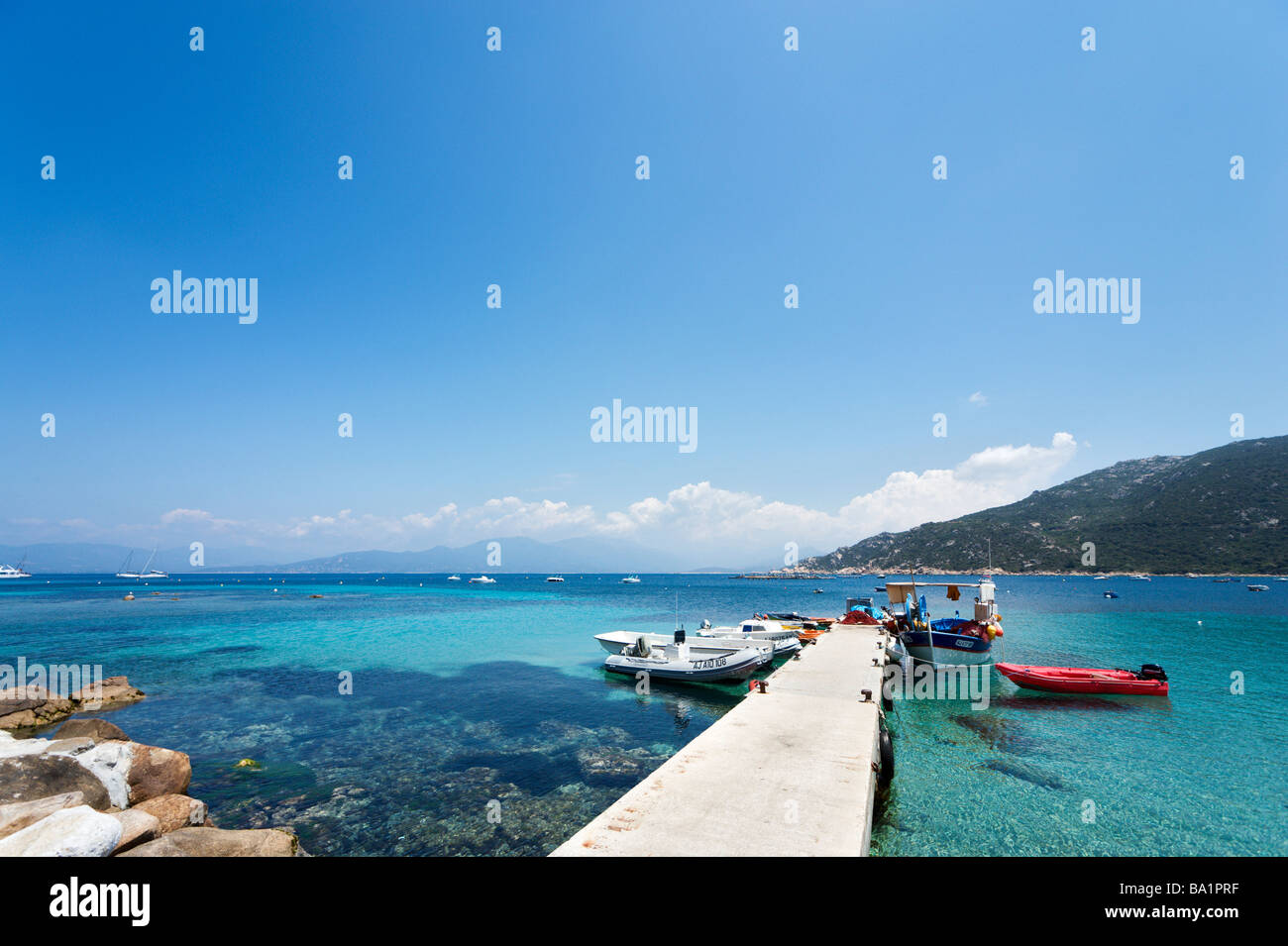 Strand und Steg am Campomoro, in der Nähe von Propriano, Golf von Valinco, Korsika, Frankreich Stockfoto