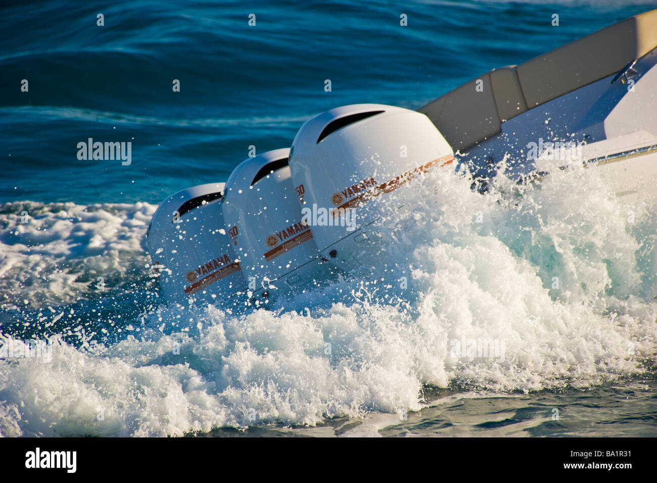 Drei Yamaha Outborard Motoren auf Sessa Key Largo 36 Motorboot Splatter Splash Wasserspaß zu beschleunigen Stockfoto