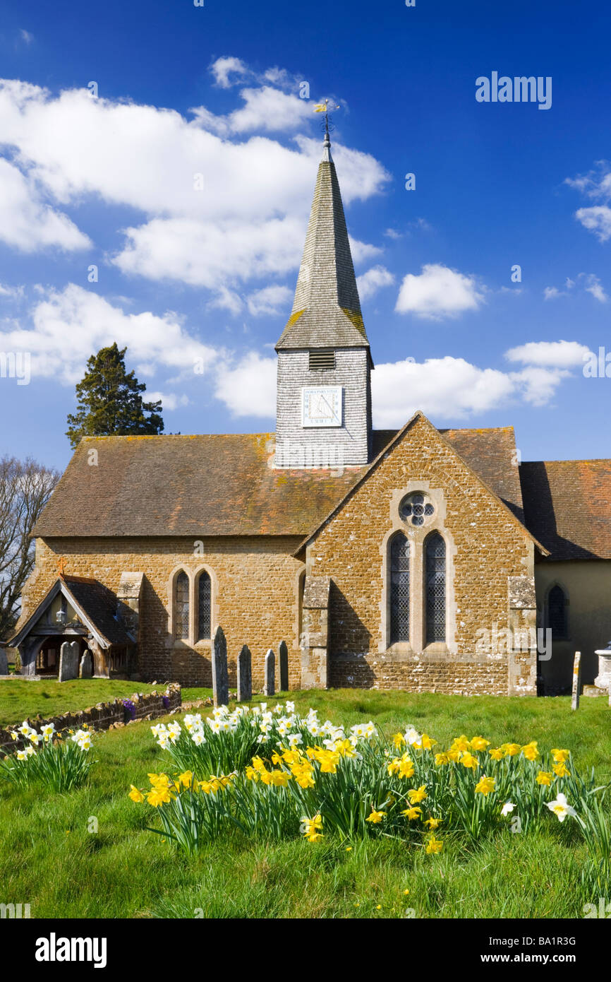 Thursley Kirche und Narzissen, Surrey, UK Stockfoto