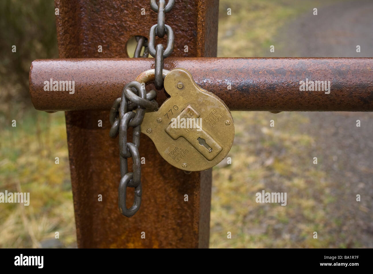 Vorhängeschloss und Stahl Kette Stockfoto