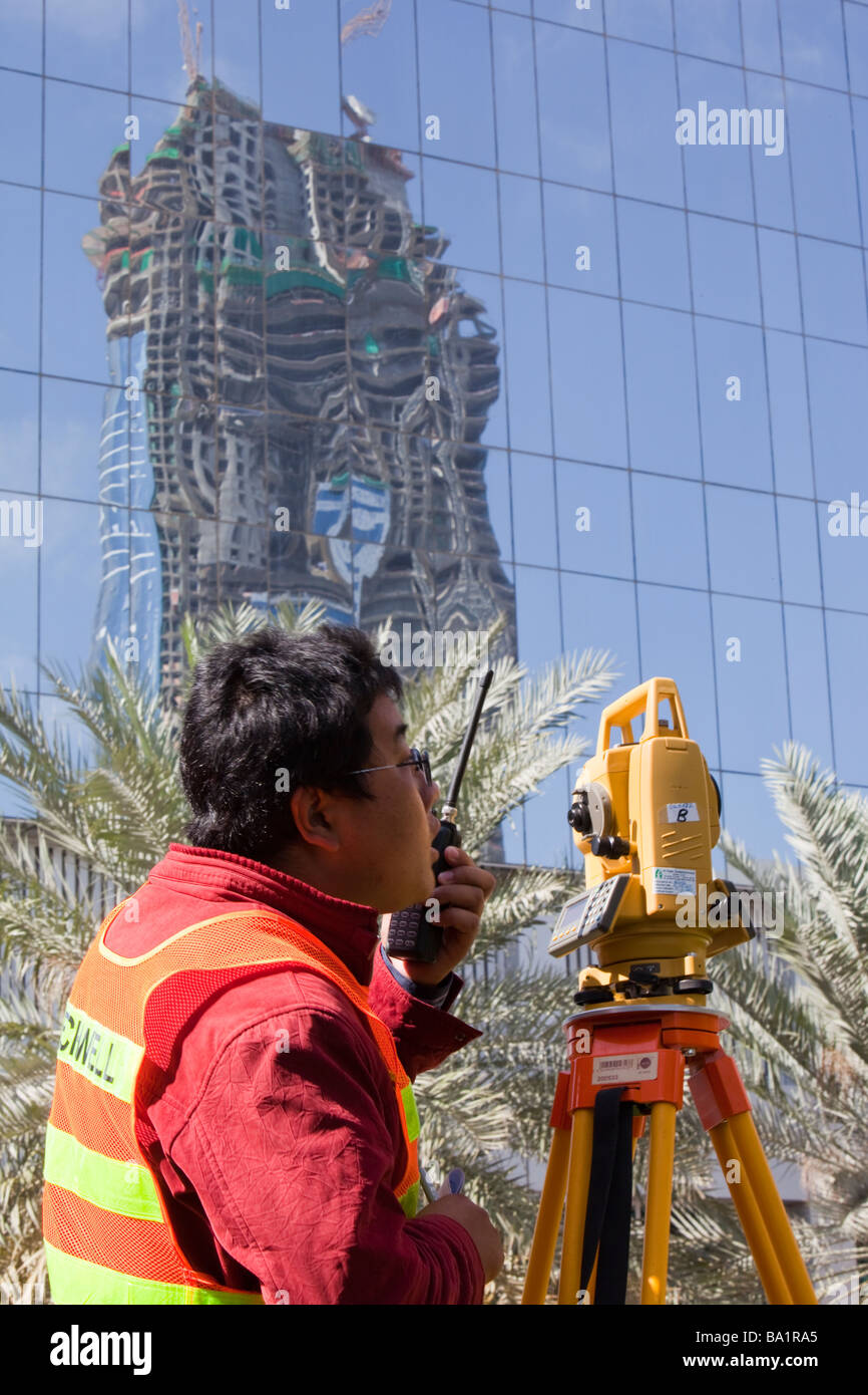 Ein Vermesser arbeiten bei einem Bauprojekt in Dubai Stockfoto