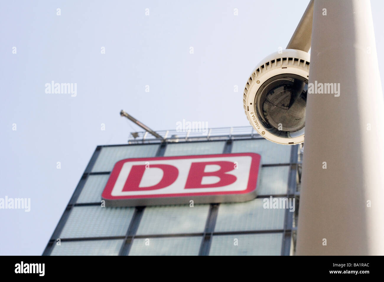 Überwachungskamera und das Logo der Deutschen Bahn AG am Hauptbahnhof Stockfoto