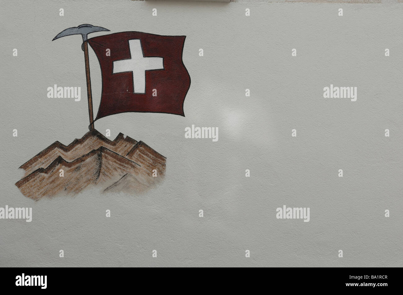 Ein Wandbild eines Schweizer Flagge und Berg auf der Seite ein Chalet in der alpinen Dorf Saas Fee in den Schweizer Alpen Stockfoto