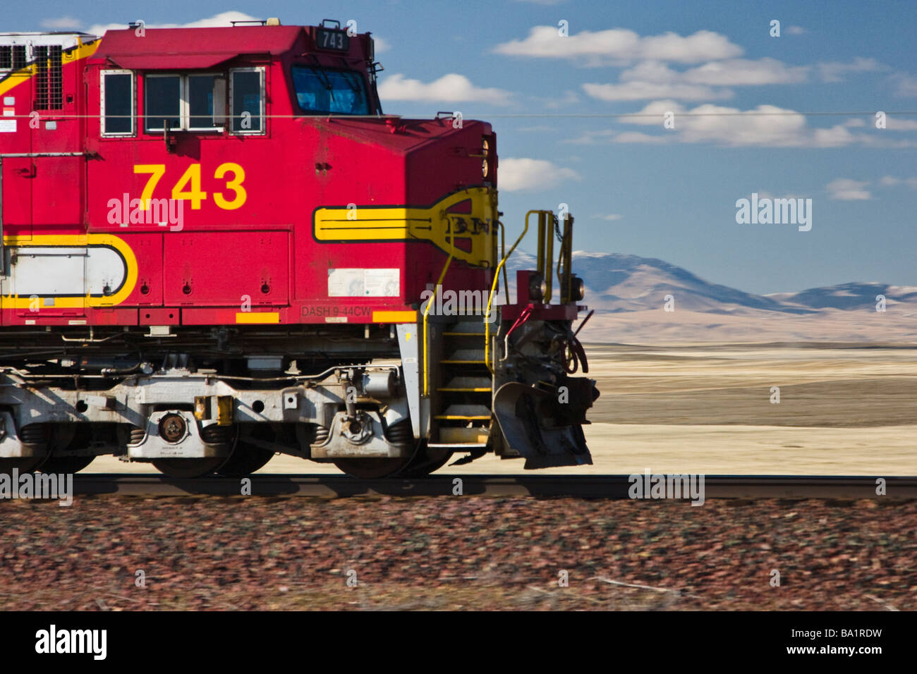 Burlington Northern Santa Fe Railroad Diesellok auf der Montana-Prärie in der Nähe von Shelby, Montana Stockfoto