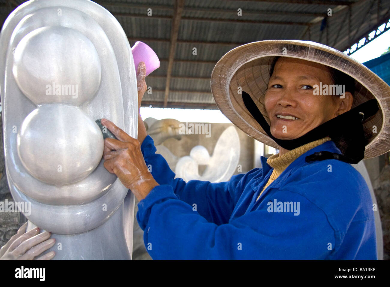Vietnamesin schnitzen Marmor Skulpturen in einem Shop in Ngu Hanh Son Gemeinde südlich von Da Nang, Vietnam Stockfoto