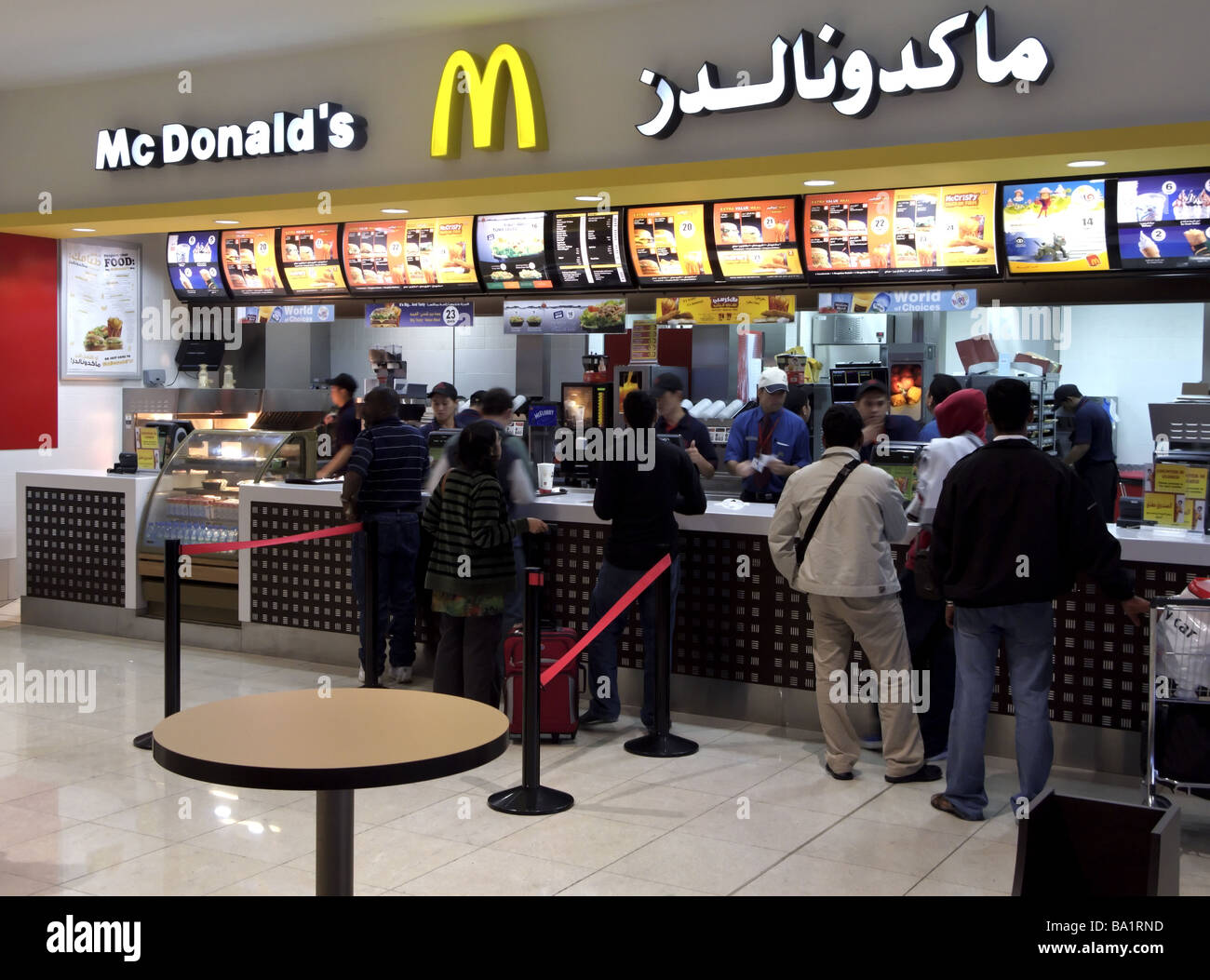 MC Donalds Filiale in Dubai Flughafen Stockfoto