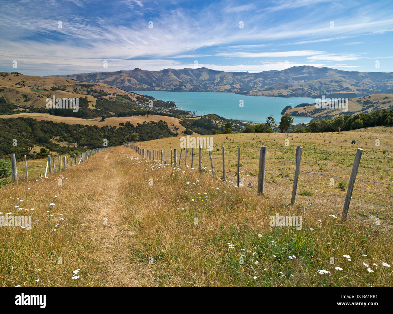 Blick über Akaroa und Banks Peninsula aus einer ehemaligen Maori-Siedlung Stockfoto