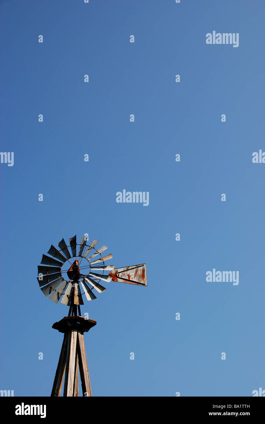 Alte Windmühle gegen blauen Himmel im Museumsdorf in der Nähe von Rockford, IL Stockfoto