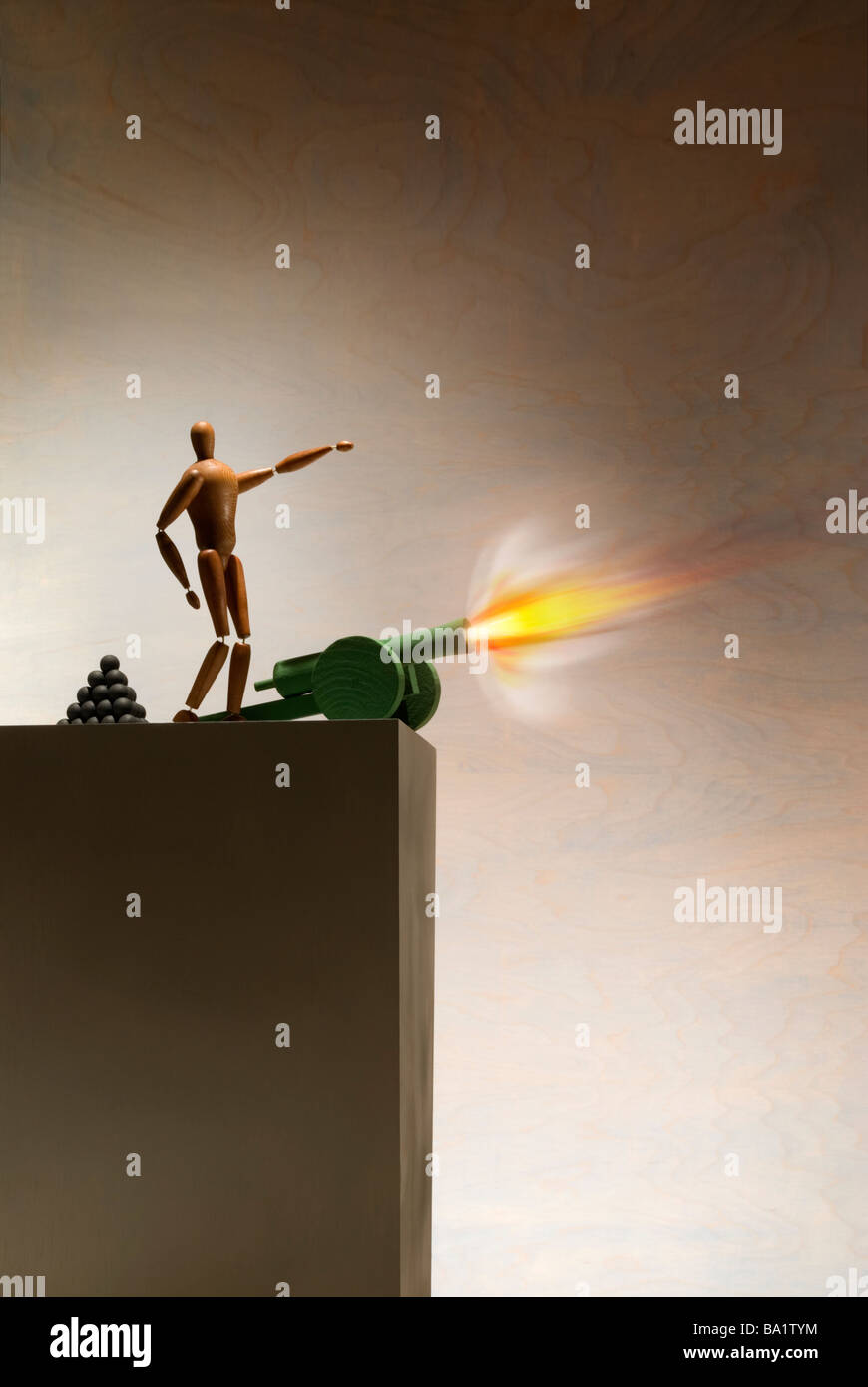 Eine Figur feuert eine Kanone aus einer erhöhten Höhe Stockfoto