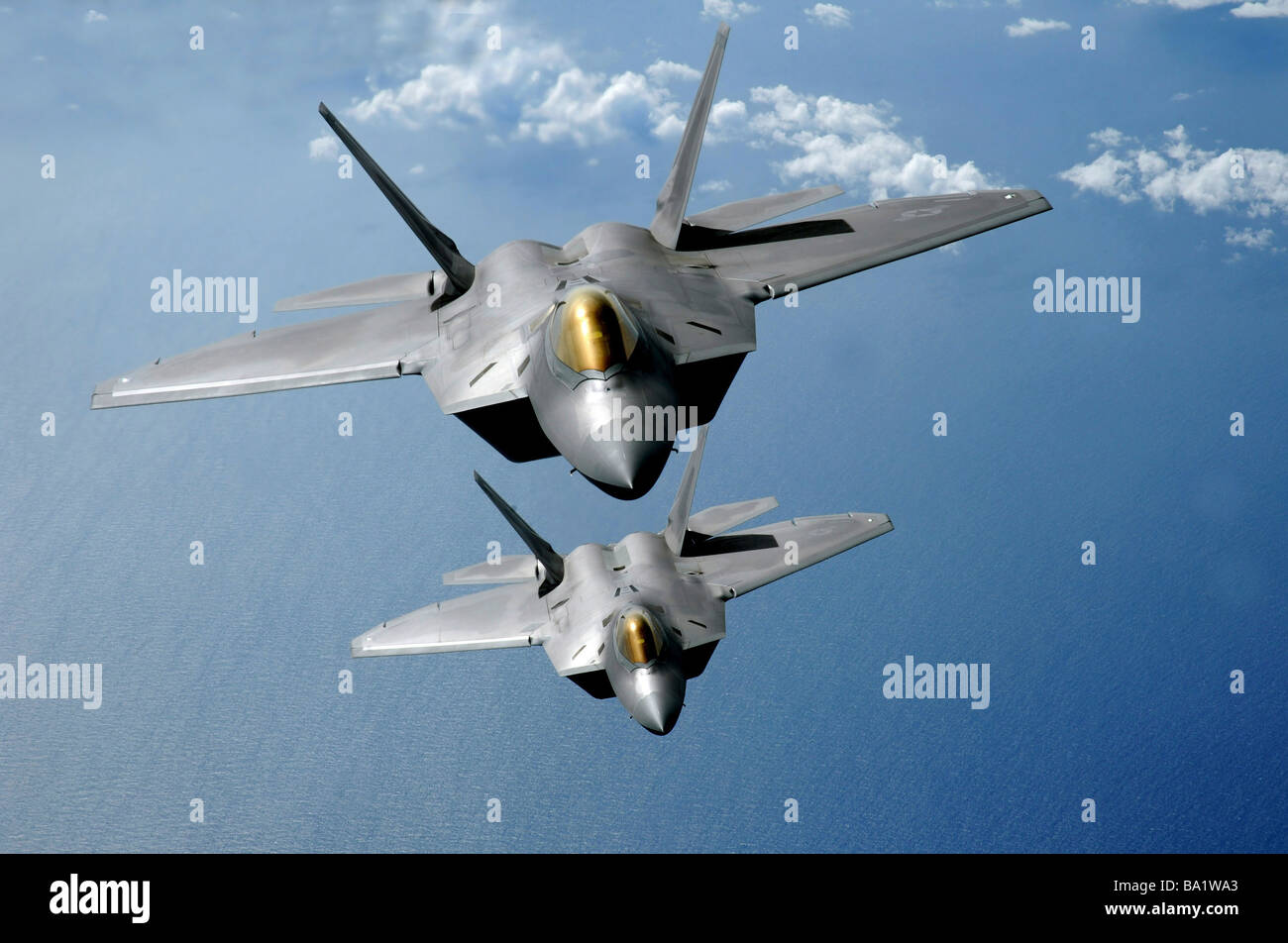 Zwei f-22 Raptor fliegen über dem Pazifischen Ozean. Stockfoto