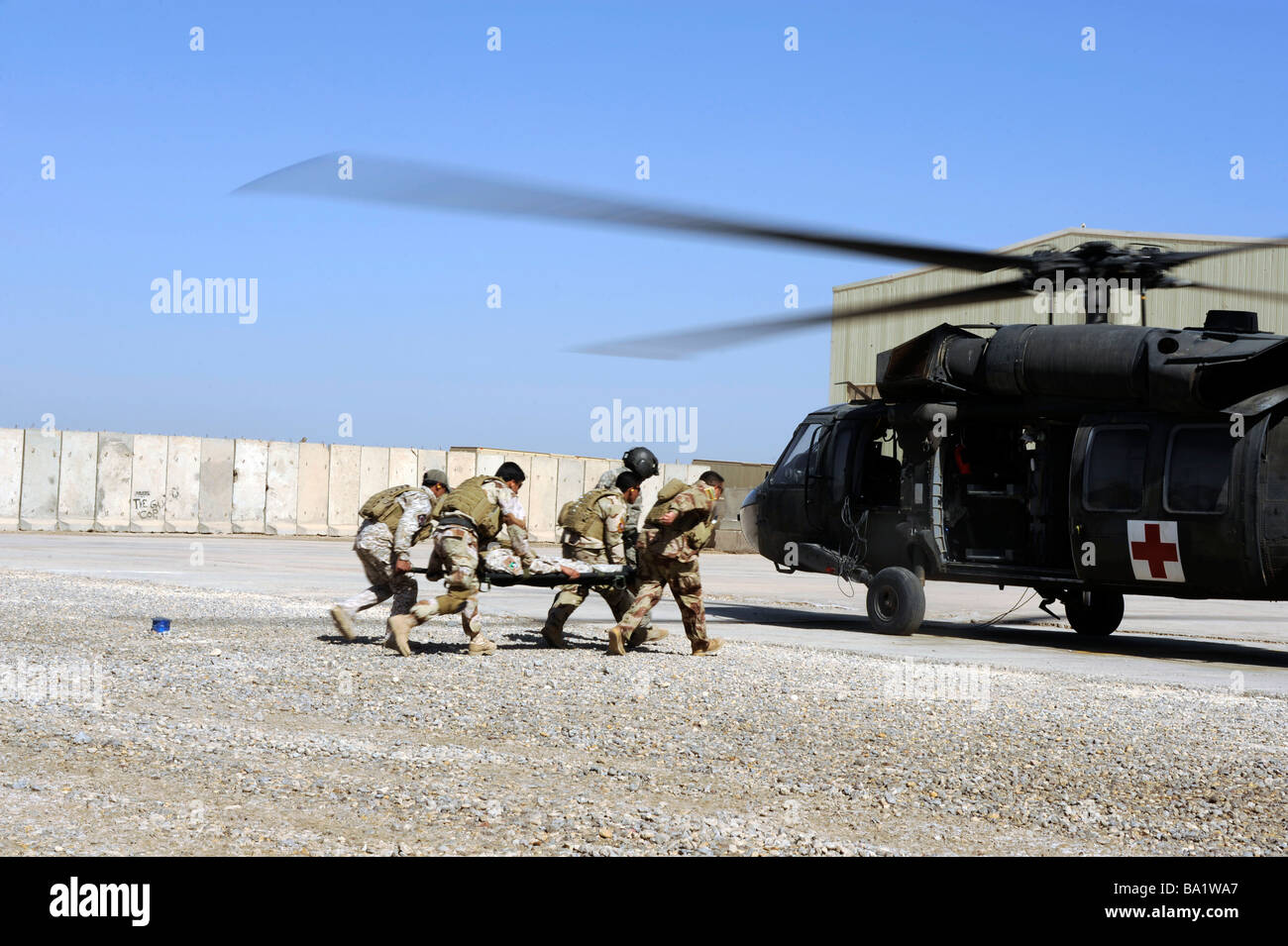 Soldaten eilen einen simulierten Unfall ein UH-60 Blackhawk Hubschrauber. Stockfoto