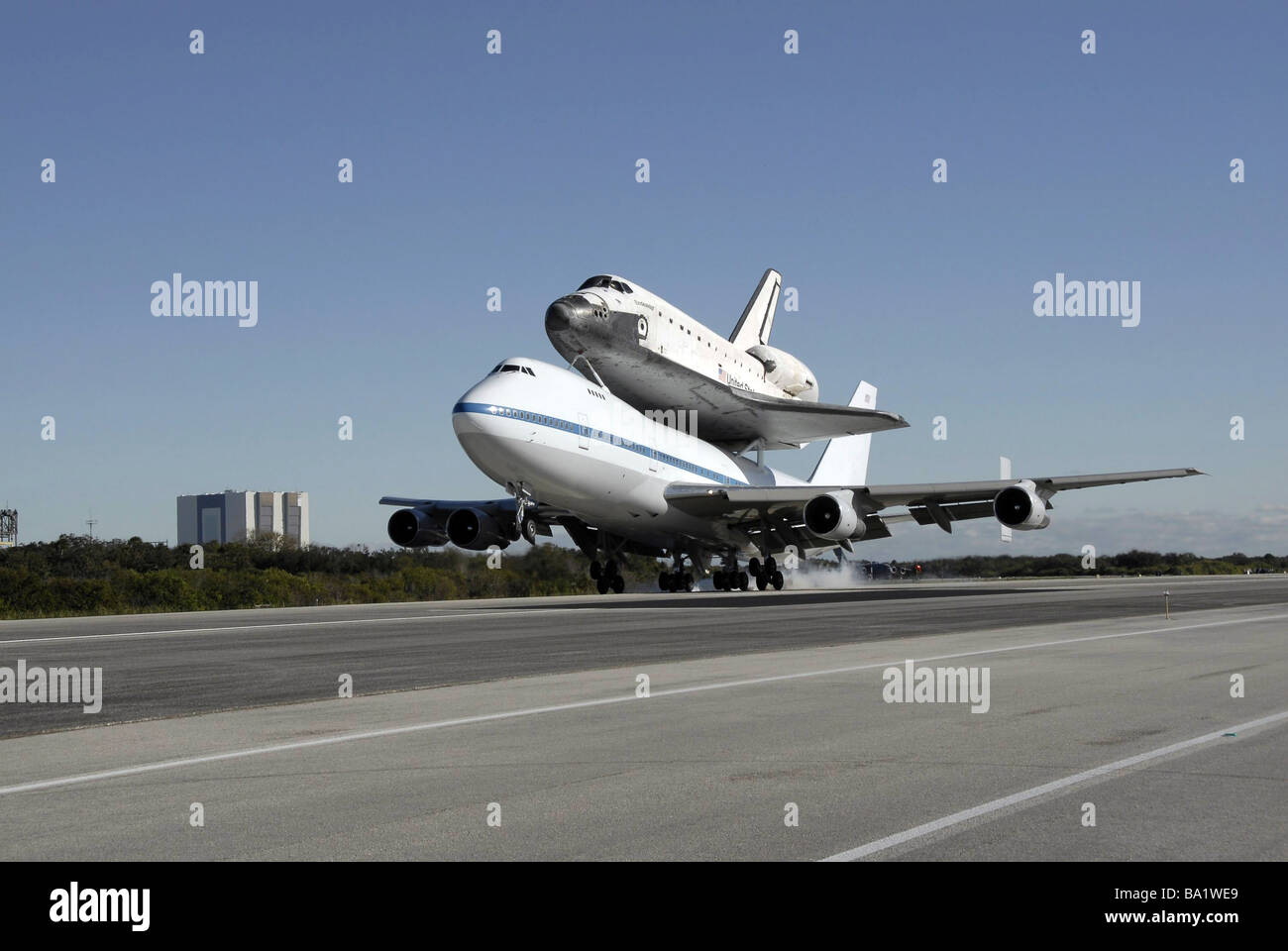 Space Shuttle Endeavour montiert auf einer modifizierten Boeing 747 Shuttle Trägerflugzeug. Stockfoto