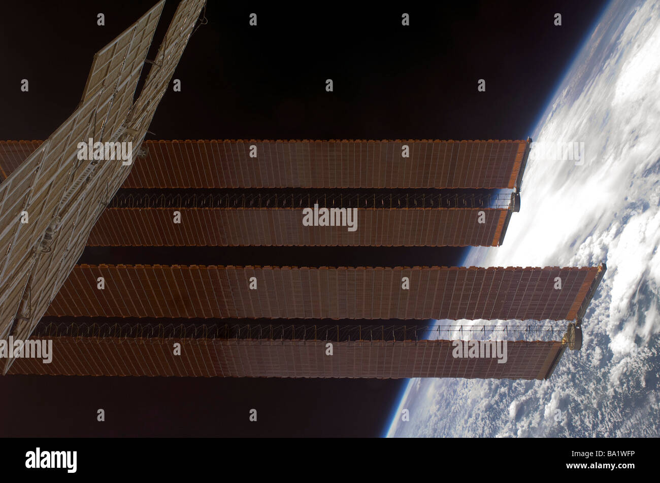 22. März 2009 - Internationale Raumstation Solarreihe Panels und Erde Horizont. Stockfoto