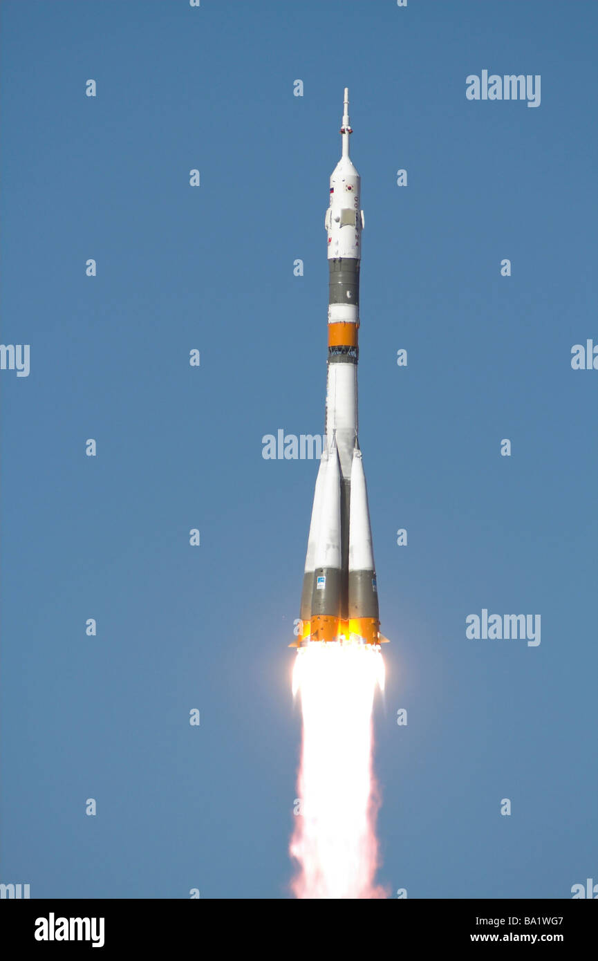 Das Raumschiff Sojus TMA-12 hebt ab in einem wolkenlosen Himmel. Stockfoto