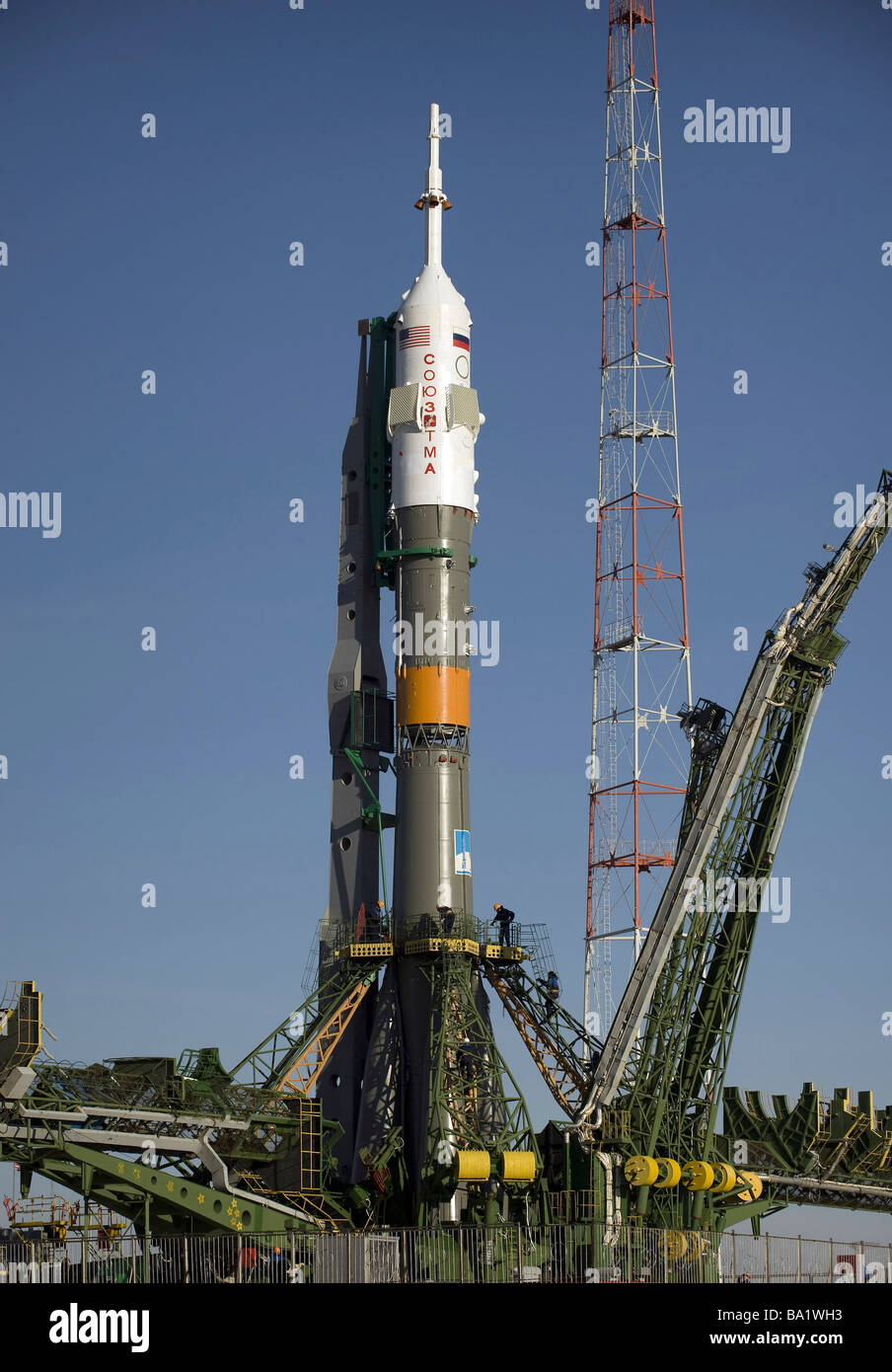 24. März 2009 - ist die Sojus-Rakete in Position an der Startrampe im Weltraumbahnhof Baikonur in Kasachstan errichtet. Stockfoto