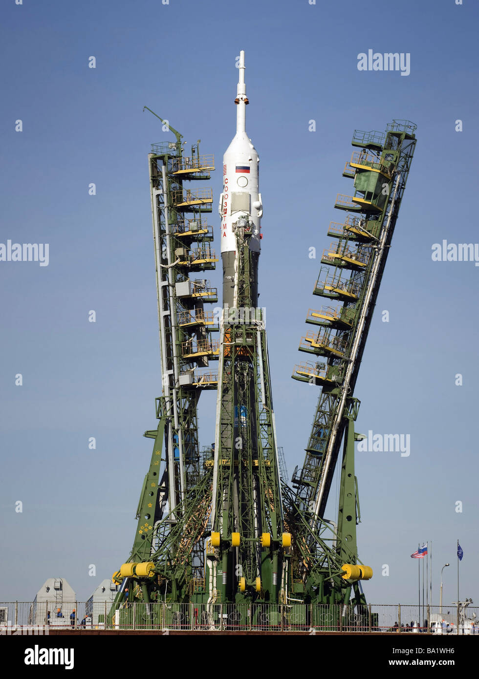 24. März 2009 - ist die Sojus-Rakete in Position an der Startrampe im Weltraumbahnhof Baikonur in Kasachstan errichtet. Stockfoto