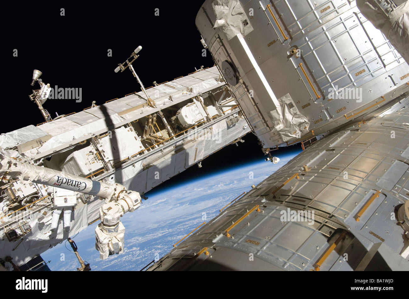 Astronauten beteiligt sich an Extravehicular Tätigkeit. Stockfoto